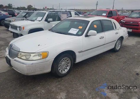 1999 Lincoln Town Car Signature z USA, uszkodzony, nr VIN 1LNFM82W2XY600492